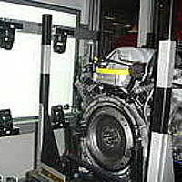 Kontrolle von KFZ-Motoren mit mehreren Kameras und Spezialbeleuchtung